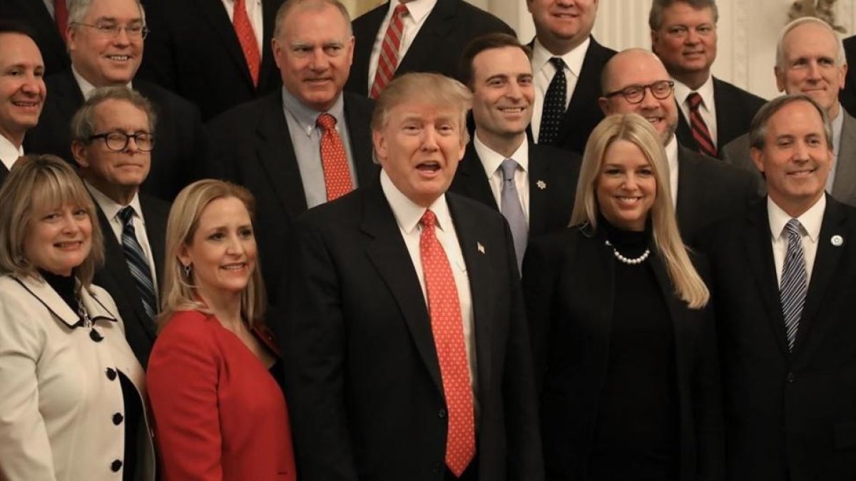 Trump (centro) posa con miembros de la asociación nacional de fiscales, en el ala este de la Casa Blanca, el 28 de febrero.-MARK WILSON