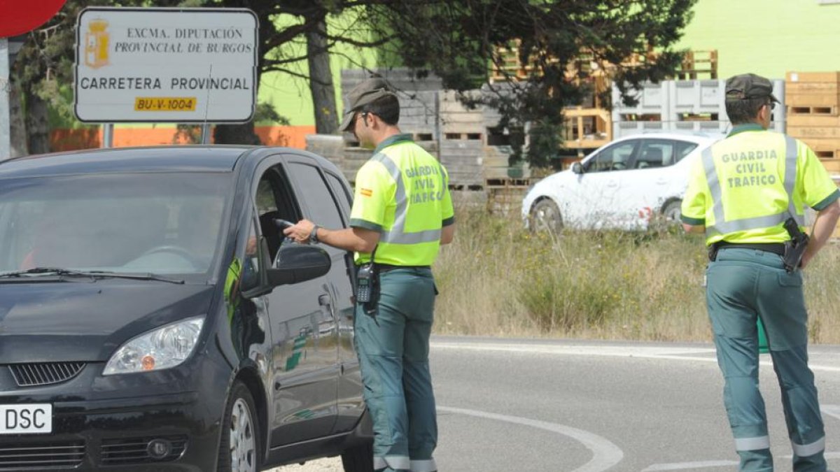 Dos agentes en una imagen de archivo en un control de alcoholemia en la provincia de Burgos.-ISRAEL L. MURILLO