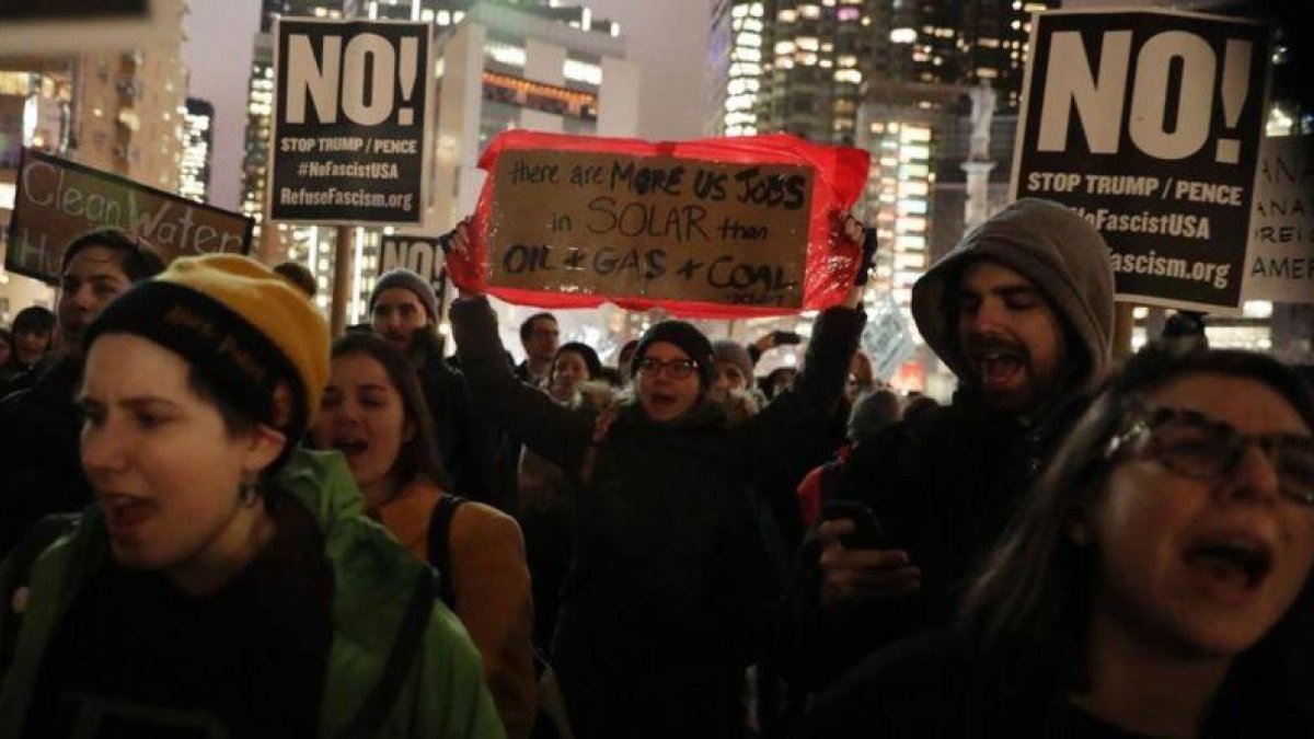 Manifestantes contrarios a los polémicos oleoductos Keystone XL y Dakota Access protestan contra las órdenes de Trump de reanudar su construcción, en Nueva York, el 24 de enero.-AFP / JASON SZENES