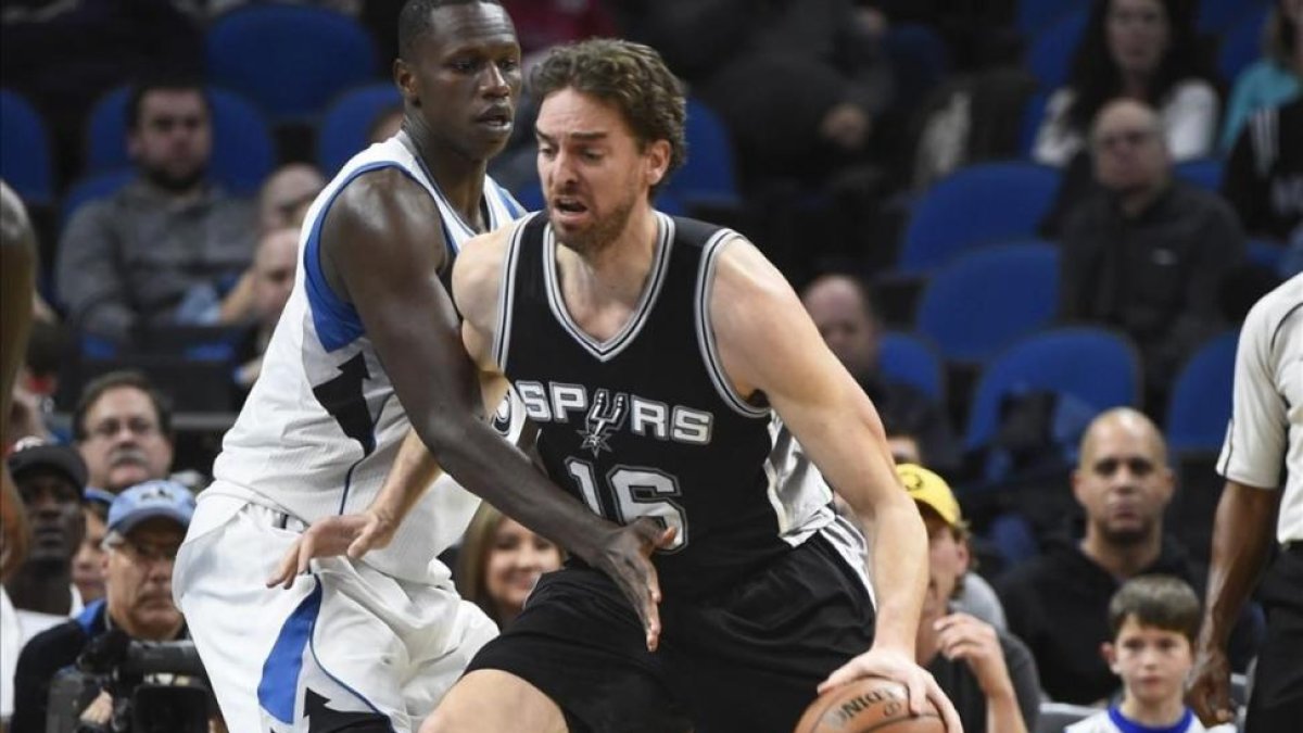 Pau Gasol y sus Spurs podrían superar el récord de los Warriors el próximo jueves en Phoenix.-EFE / CRAIG LASSIG