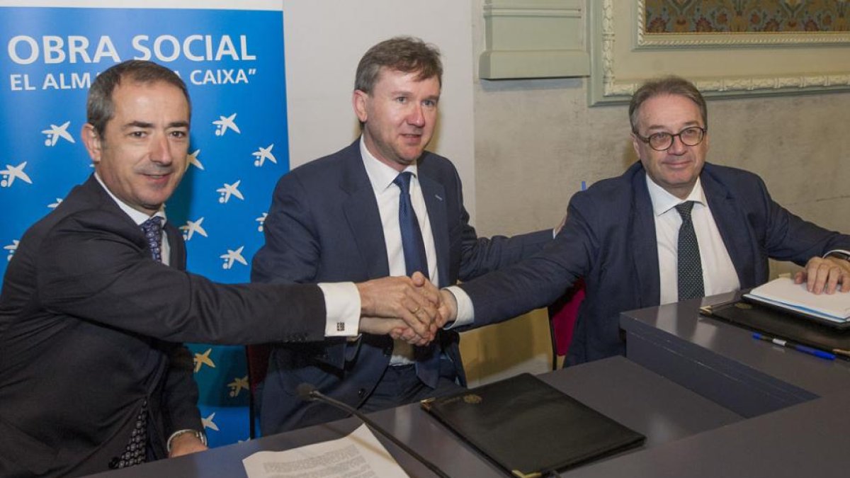 José Manuel Bilbao, Javier Lacalle y Marc Simón, ayer en la firma del convenio.-ISRAEL L. MURILLO
