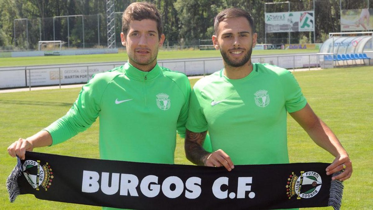 Aitor Aldalur y Elliot Gómez posan con la bufanda del Burgos CF.-ISRAEL L. MURILLO