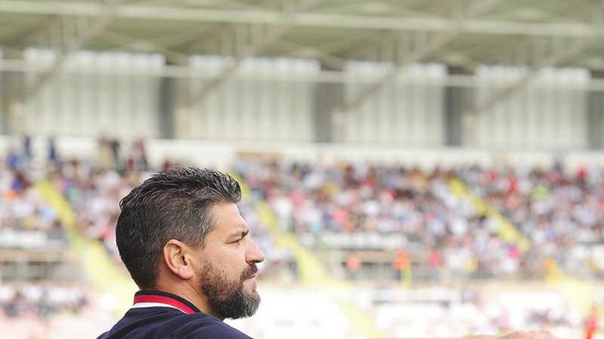 Fernando Estévez da instrucciones a sus jugadores.-ISRAEL L. MURILLO