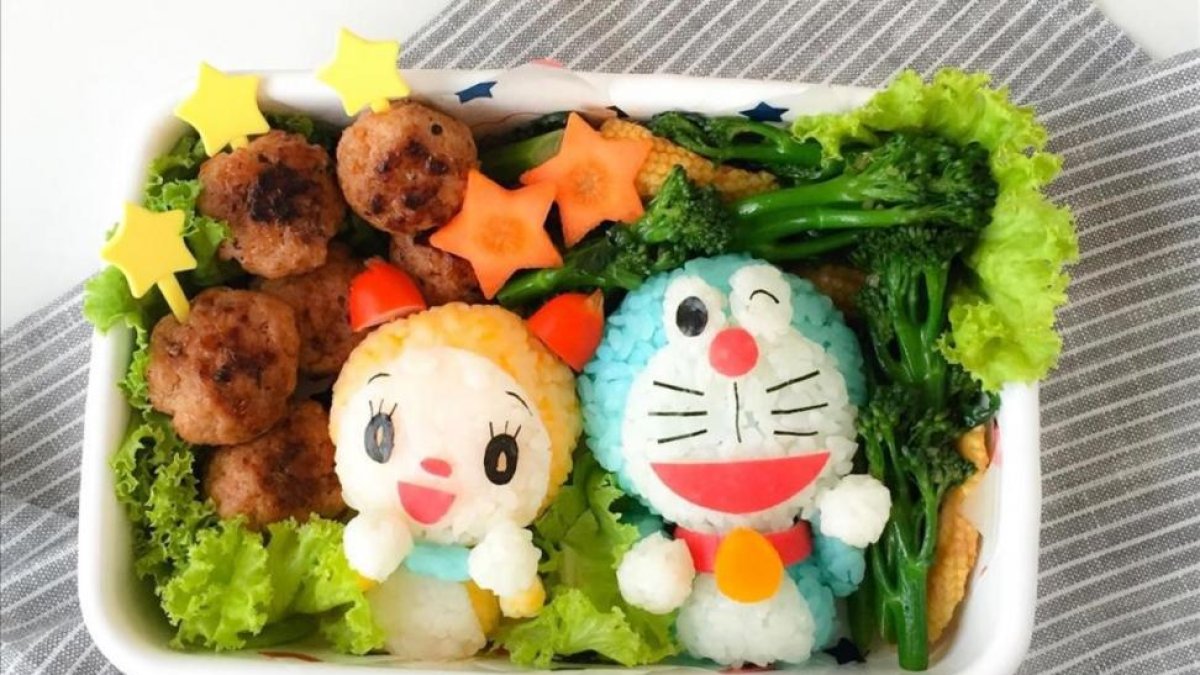 Bolas de arroz caracterizadas como los personajes de dibujos Dorami y Doraemon.-/ PERIODICO