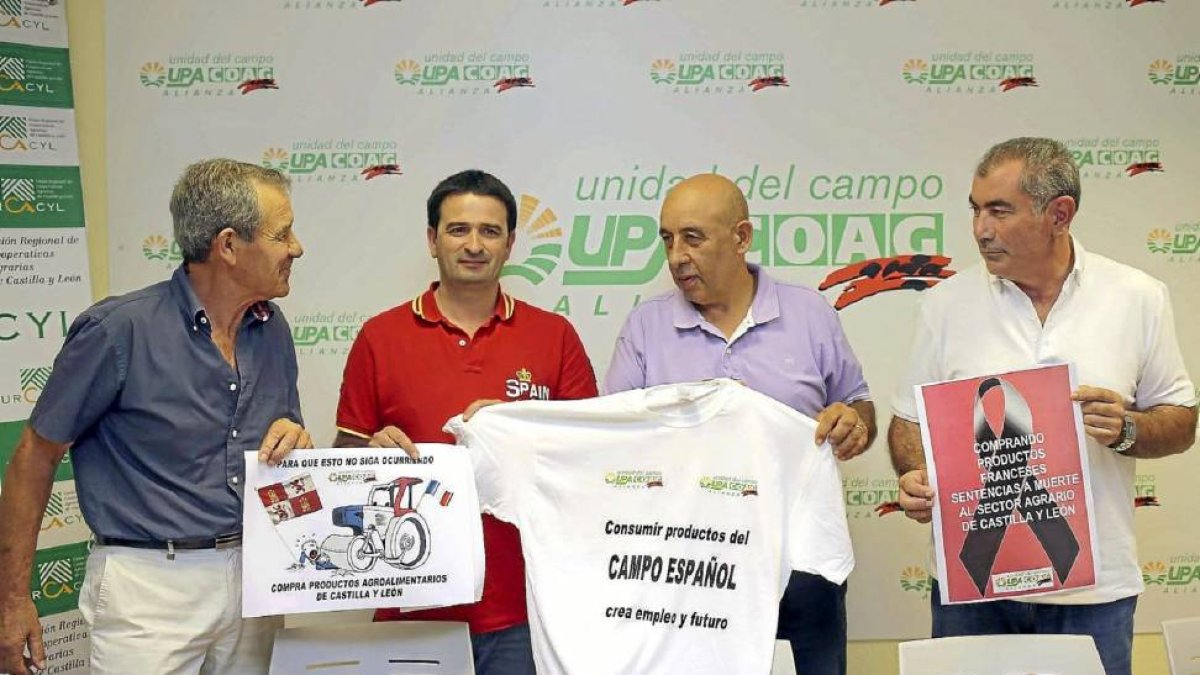 Gabriel Alonso (Uracyl), Javier Azpeleta (Uracyl), Aurelio Pérez (Alianza) y Aurelio González (Alianza) presentan la campaña de protesta.-Ical