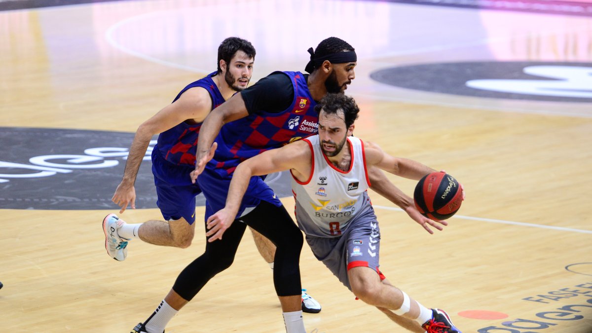 Vitor Benite supera al jugador del Barça Davies en la reciente Fase Excepcional. ACB PHOTO