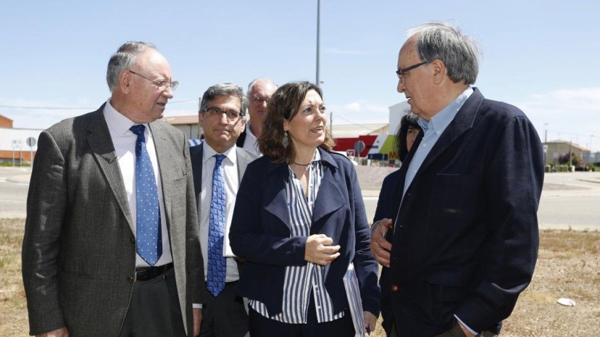La consejera de Agricultura y Ganadería, Milagros Marcos, se reúne con las comunidades de regantes de la provincia de León en Hospital de Órbigo.-ICAL