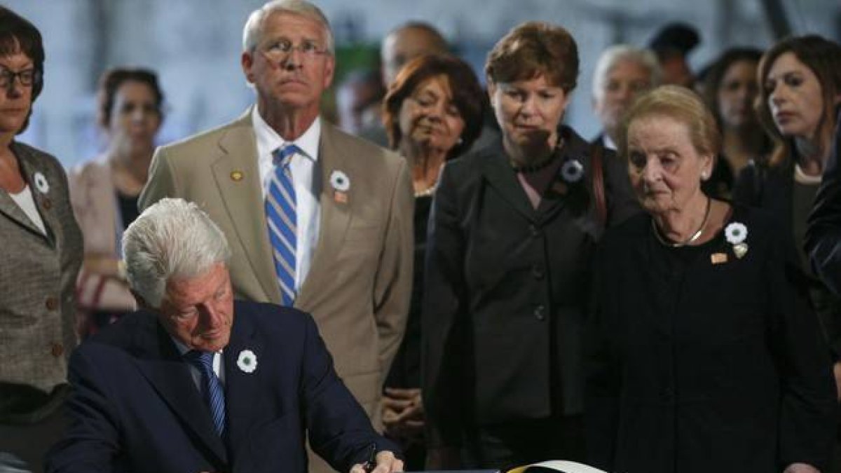 Bill Clinton, expresidente de EEUU, firma en el libro de condolencias ante la mirada de Madeleine Albright, exsecretaria de Estado de Estados Unidos.-Foto: REUTERS / STOYAN NENOV