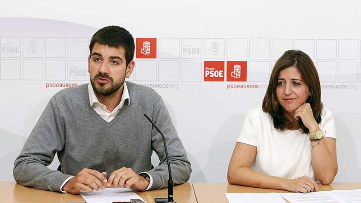 Un momento de la rueda de prensa ofrecida ayer por los dos políticos en la sede del PSOE de Burgos.-R. O.