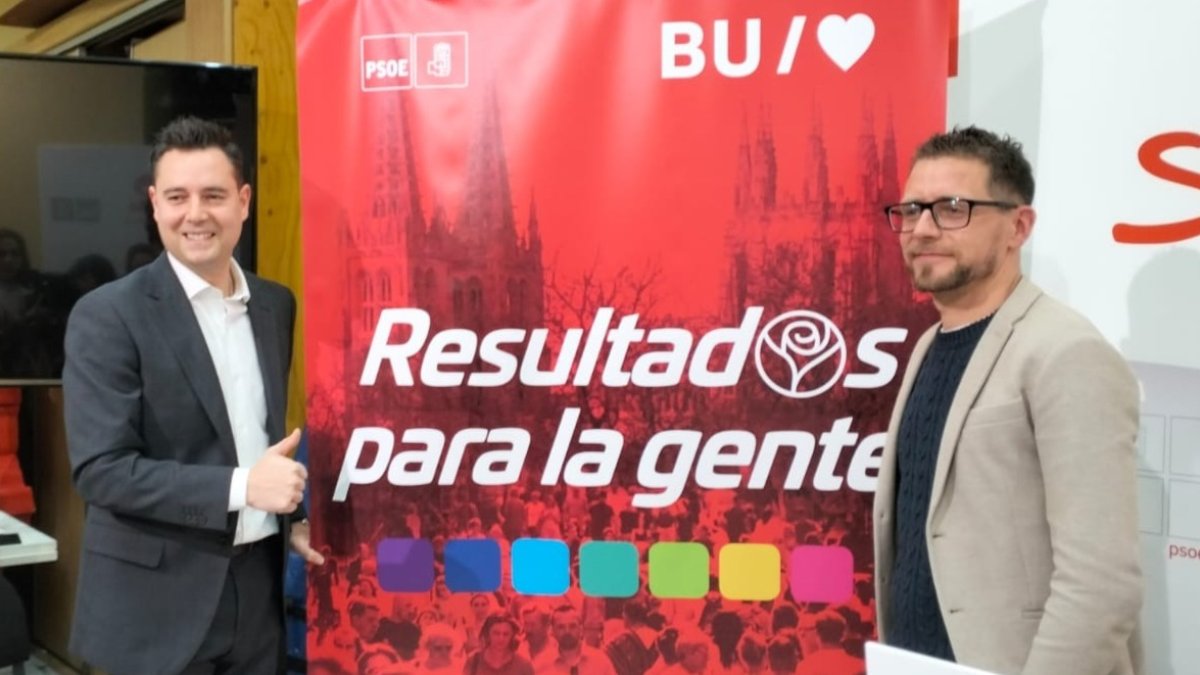 El candidato a revalidar la alcaldía de Burgos por el PSOE, Daniel de la Rosa, y el presidente del comité electoral, Josué Temiño, en la presentación de la precampaña.