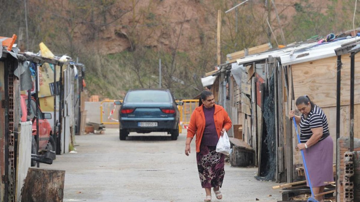 Dos mujeres en el poblado del Encuentro, en las cercanías de Villalonquéjar.