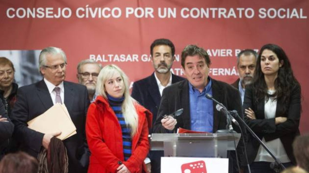 El candidato de IU a la Comunidad de Madrid, Luis García Montero, presentando su 'Consejo cívico', que vigilará el cumplimiento de las propuestas electorales de la coalición el pasado 27 de marzo en Madrid.-Foto: EMILIO NARANJO / EFE