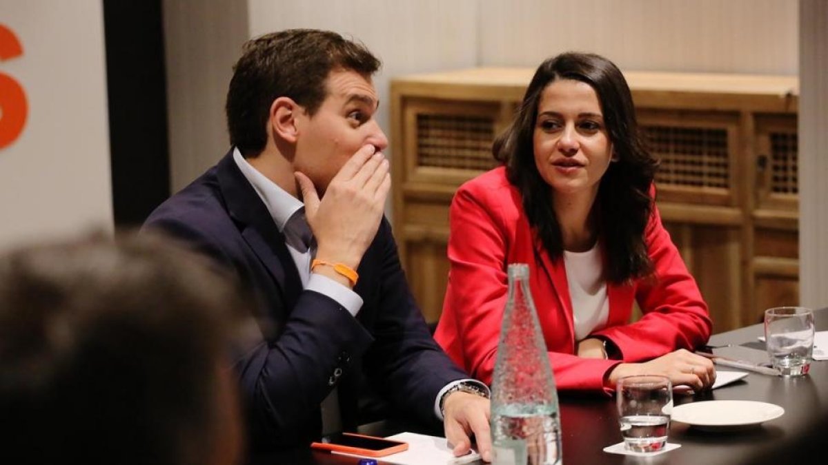 Albert Rivera e Inés Arrimadas, en la reunión de la ejecutiva de Ciudadanos para valorar los resultados de las elecciones al Parlament.-JOAN CORTADELLAS
