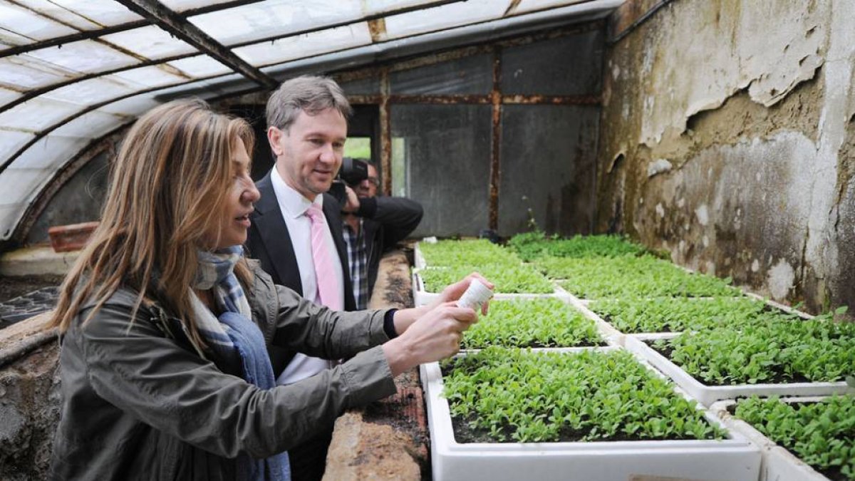 La concejal de Medio Ambiente, Carolina Blasco, y el alcalde, Javier Lacalle, visitaron el Vivero Municipal en el Día de la Tierra.-ISRAEL L. MURILLO