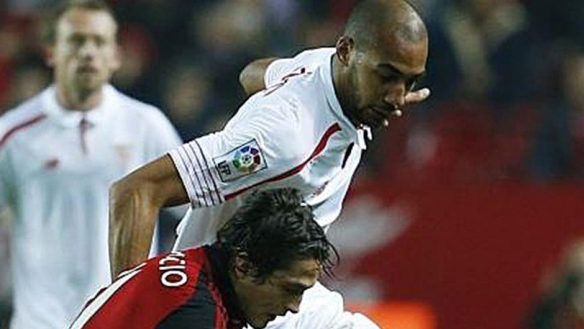 Provencio protege un balón en el choque de ida en Sevilla.-LaLiga.com