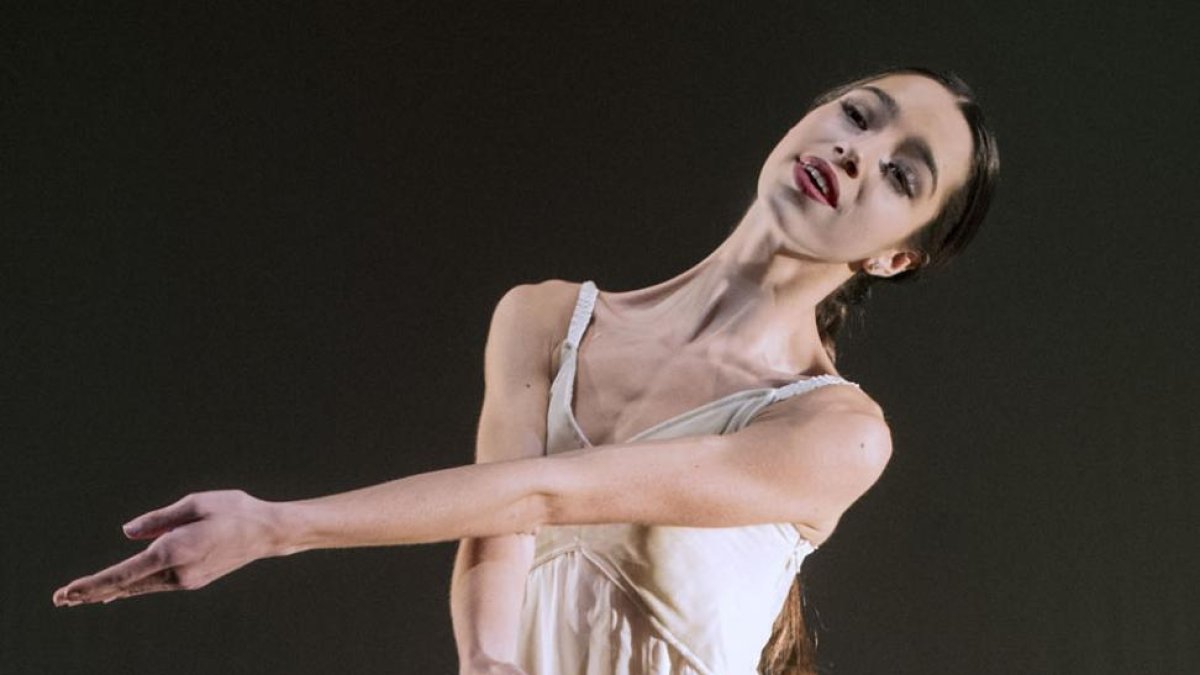 Ana Torrequebrada, durante la interpretación de ‘Nocturnes’, de John Neumeier.-Israel L. Murillo