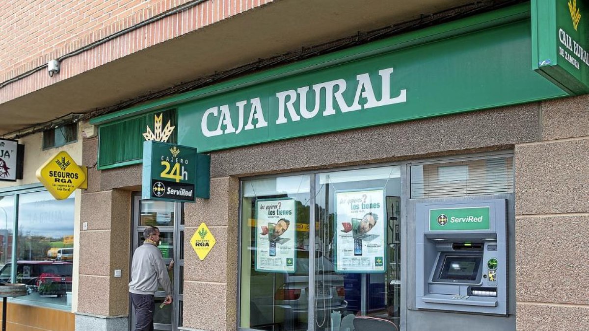 Imagen exterior de una de las numerosas oficinas que las cajas rurales tienen diseminadas por Castilla yLeón.-ICAL