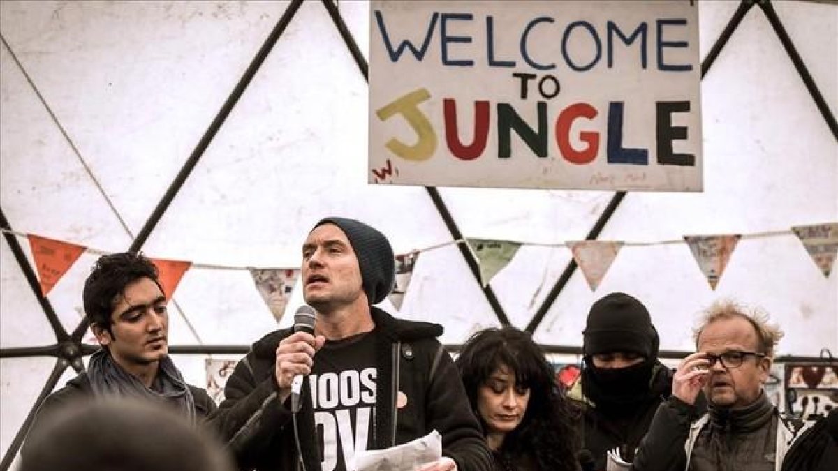 El actor británico Jude Law durante su visita a la 'Jungla' en Calais.-AFP / PHILIPPE HUGUEN