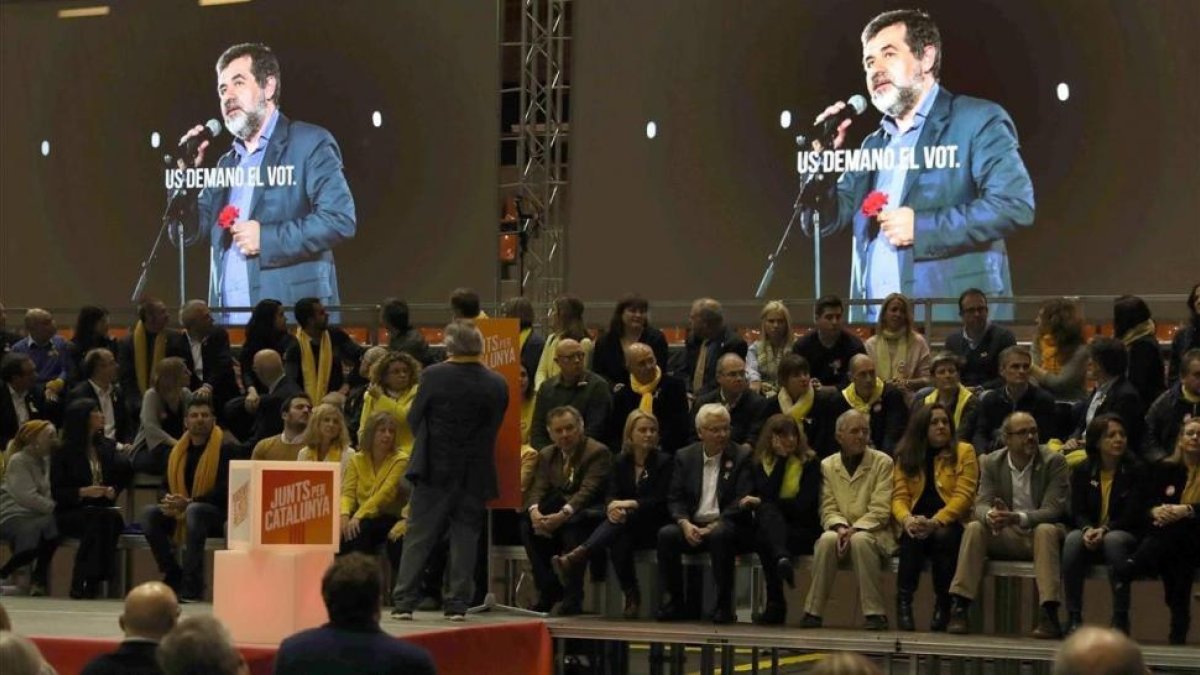 Jordi Sànchez, proyectado en las pantallas del mitin de este viernes en Barcelona, en el que se pasó el audio que grabó desde Soto del Real.-PERIODICO (EFE / TONI ALBIR)