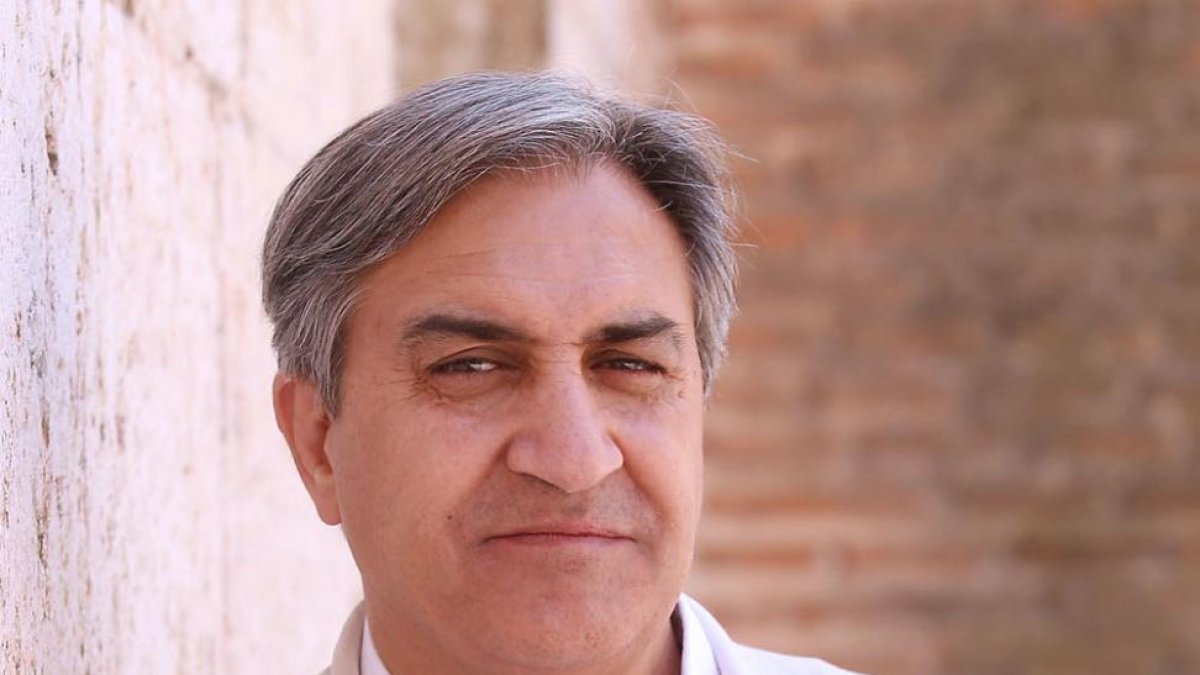 José Luis Corral con un ejemplar de su última novela.-ICAL