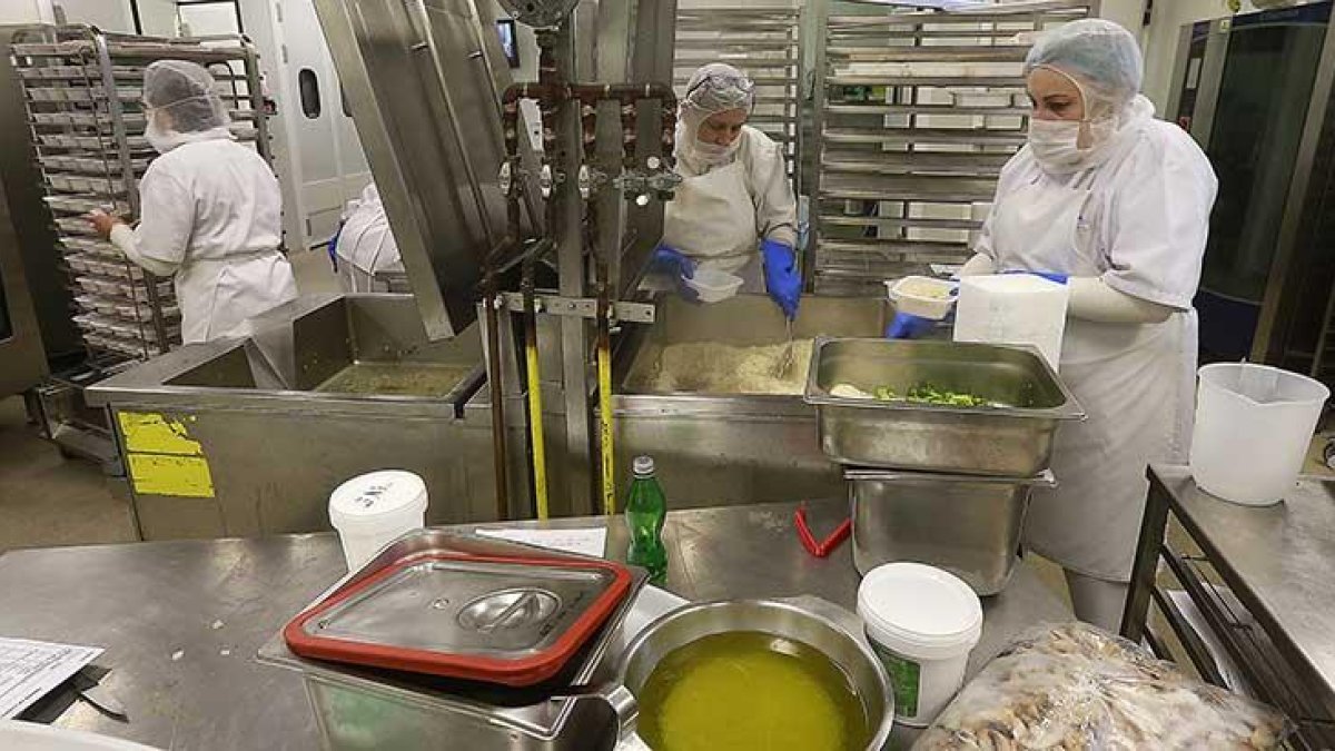 Las cocineras elaboran una verduras para los menús.-RAÚL OCHOA