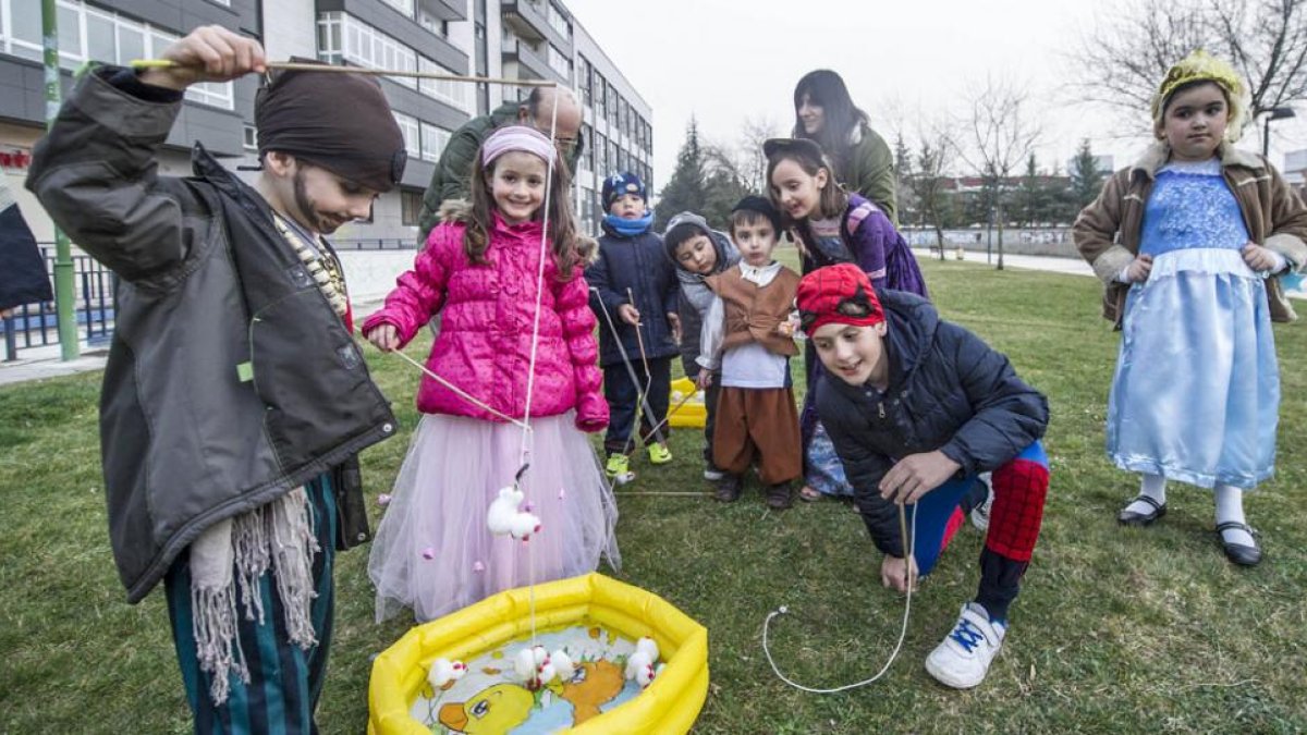 Varios niños disfrazados juegan a ‘pescar’ patos.-ISRAEL L. MURILLO