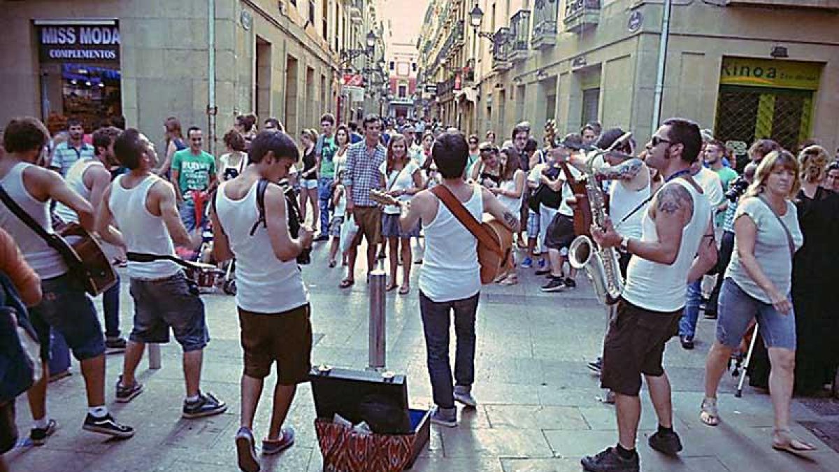 El grupo actuando en el casco viejo de Donosti antes de un concierto en la capital guipuzcoana.-LA M.O.D.A.