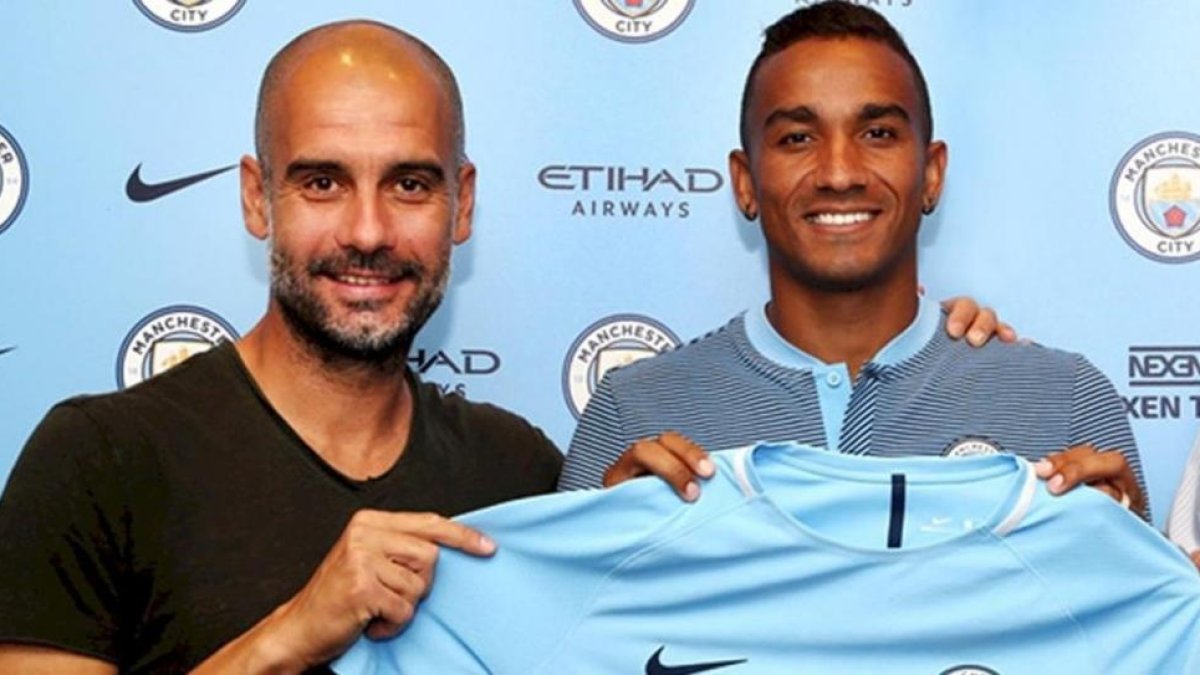 Guardiola, en la presentación de Danilo, uno de los fichajes del City este verano.-EL PERIÓDICO