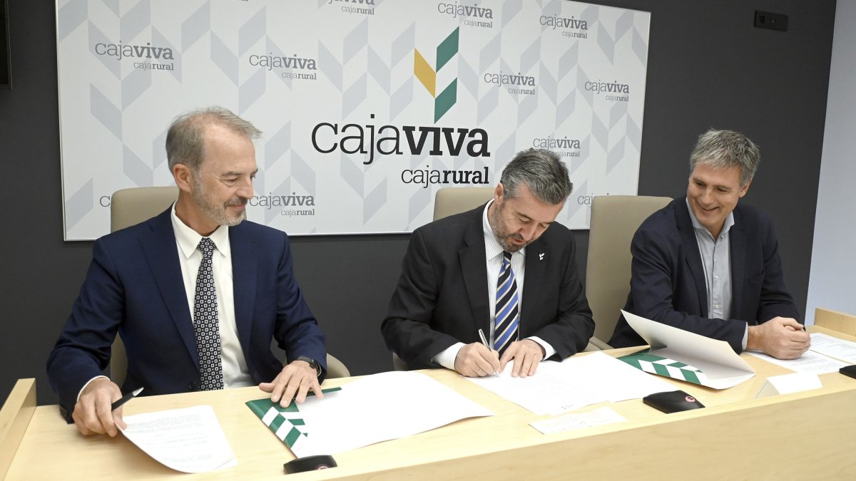 Mariano Saiz, Tomás Fisac y Carlos Manso, durante la firma del convenio. ICAL