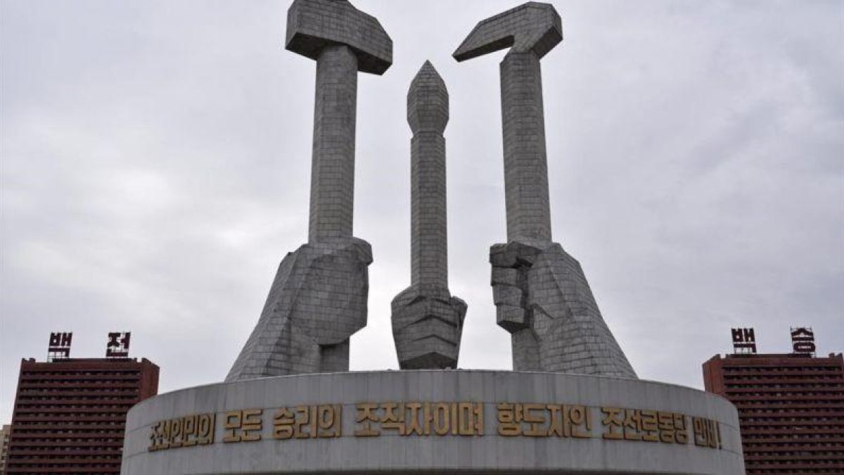 Detalle del monumento del Partido de los Trabajadores de Corea del Norte en Piongyang-FRANCK ROBICHON