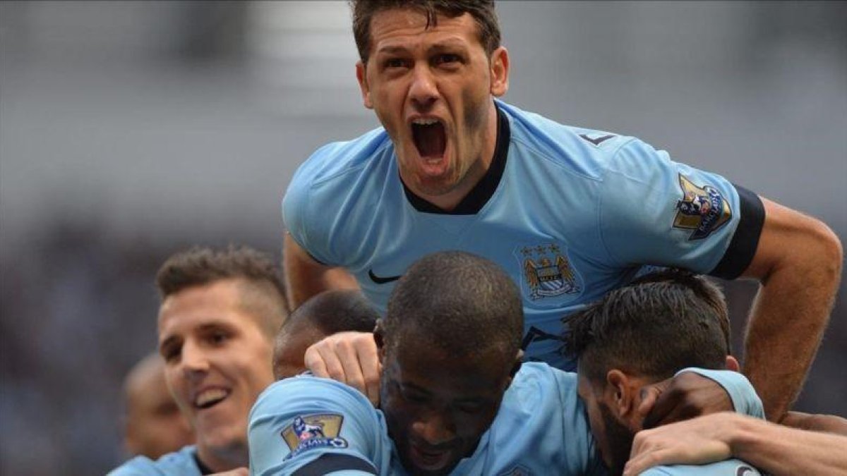 El central argentino Martín Demichelis celebra un gol con el Manchester City.-PETER POWELL / EFE