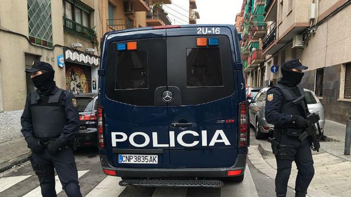 Imagen de archivo de una operación antiyihadista llevada a cabo en Mataró.-GUILLEM SÀNCHEZ