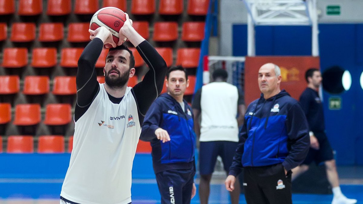 El ala-pívot realizó su primera sesión de entrenamiento en Burgos a las órdenes del técnico granadino. TOMÁS ALONSO