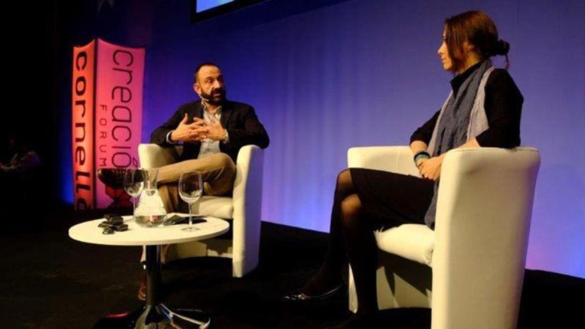 El periodista Marc Marginedas y la novelista turca Elif Shafak.-EL PERIÓDICO