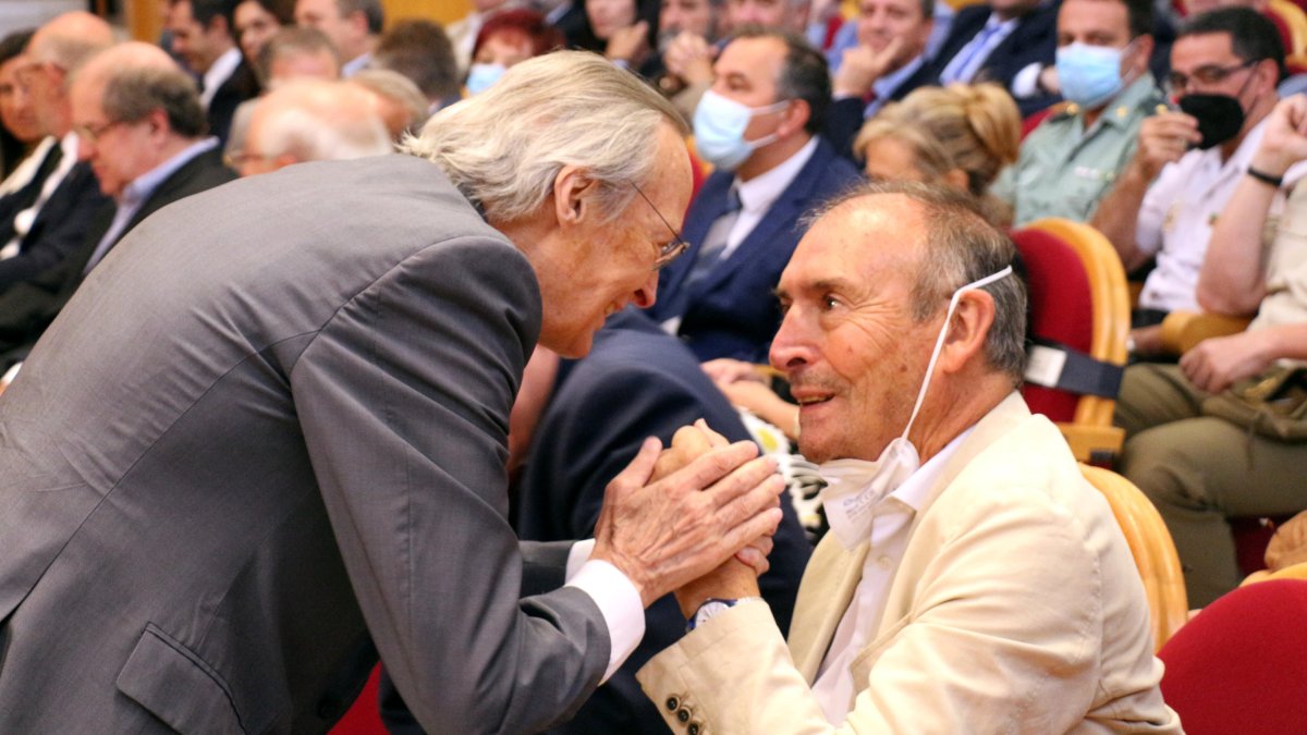 Piqué saluda a Juan José Laborda, director de la Cátedra Monarquía Parlamentaria de la UBU y expresidente del Senado. UBU