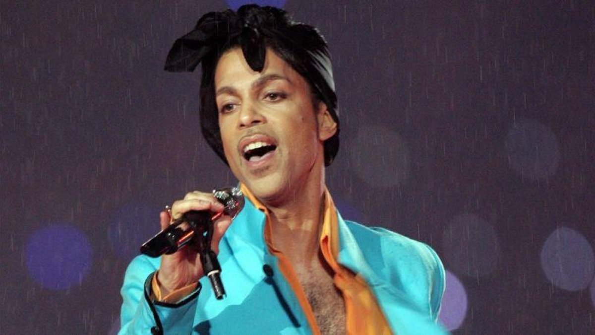 El artista Prince durante su célebre actuación en la Superbowl 2007.-ROBERTO SCHMIDT (AFP)