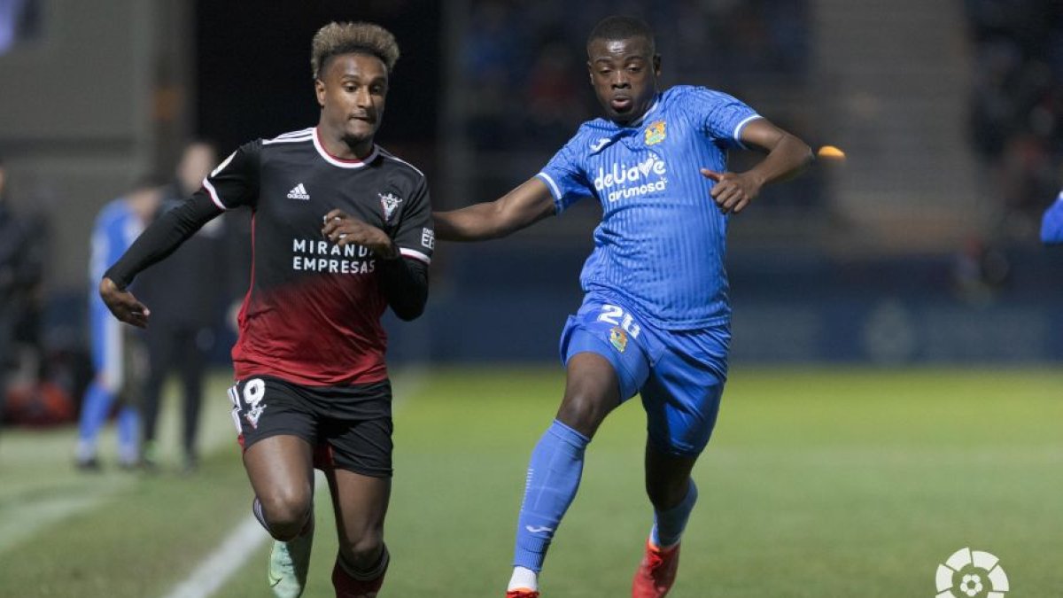Hassan intenta marcharse por velocidad. LALIGA