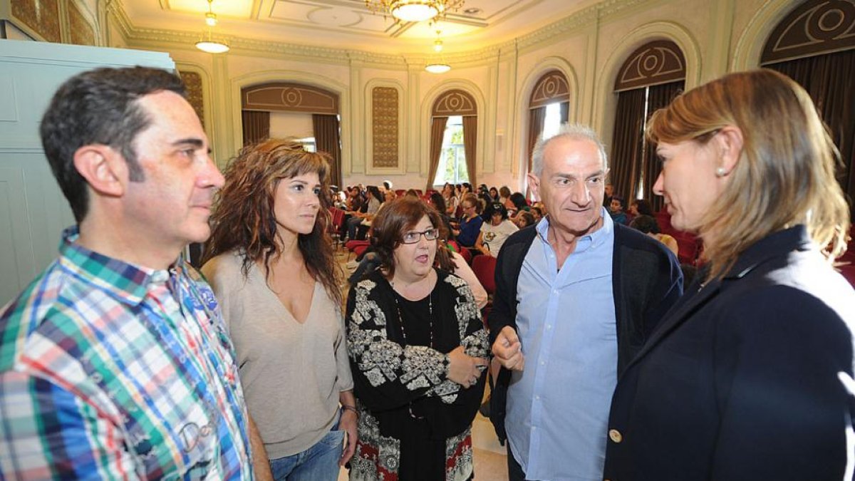 Los profesores y el director (d.), junto a la edil de Cultura (d.), ayer antes del acto-Israel L. Murillo