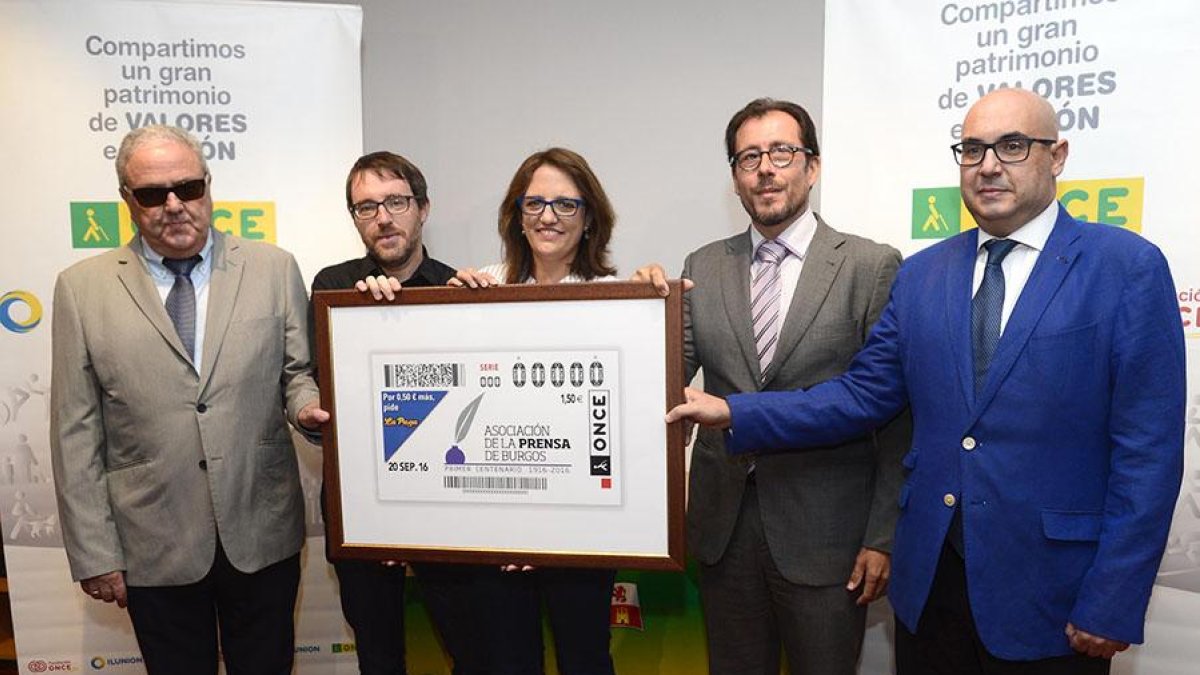 (De izq. a dch.), Ricardo Álvarez, Martín García Barbadillo, Mar González, Ismael Pérez y Miguel Diez posan con una réplica del cupón que hoy saldrá a la venta.-ICAL