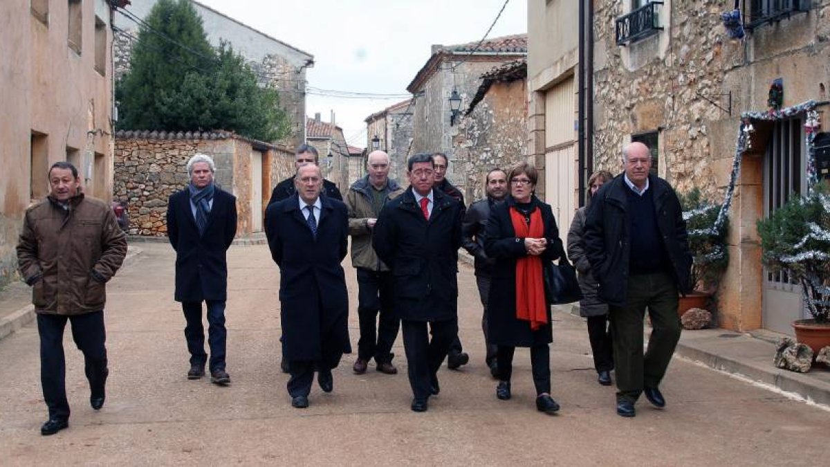Rico, durante la visita realiza con motivo de la inauguración del tramo de carretera.-MIGUEL ÁNGEL