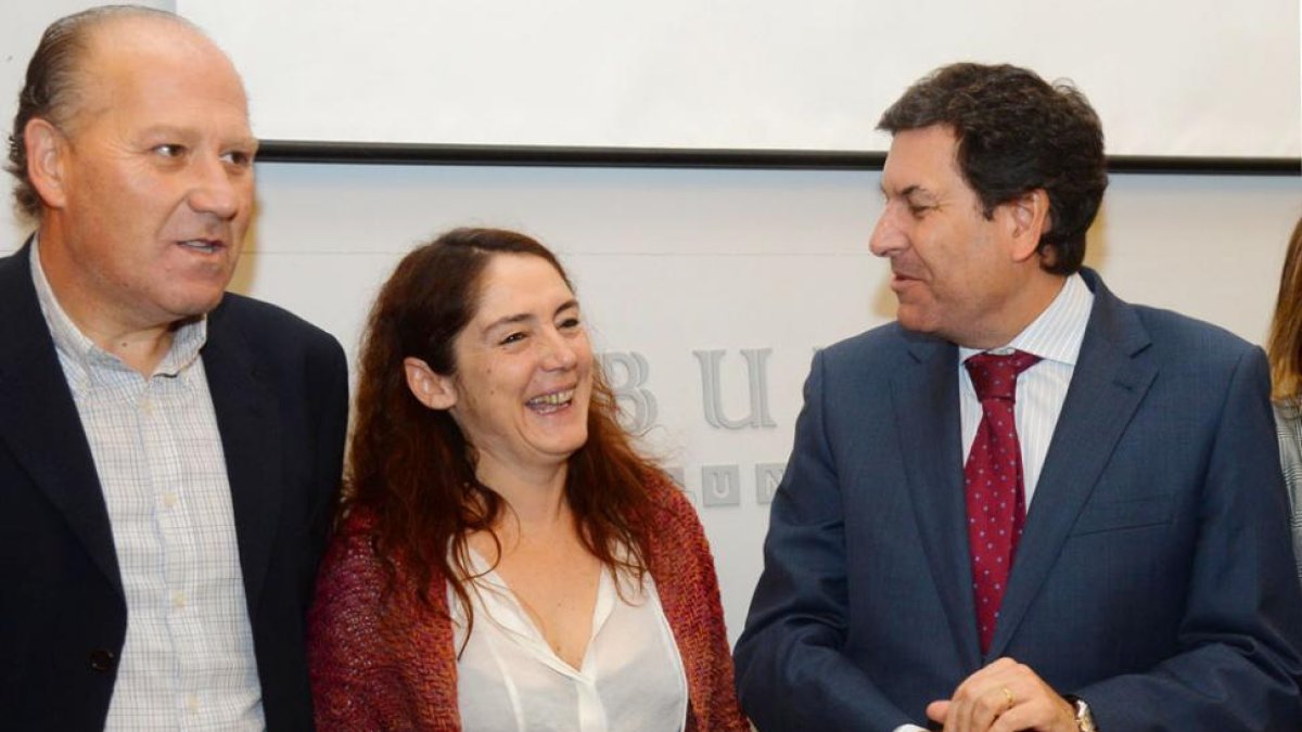 Ángel Citores, resposable provincial deCCOO, Carmen Álvarez y Fernández Carriedo.-ICAL