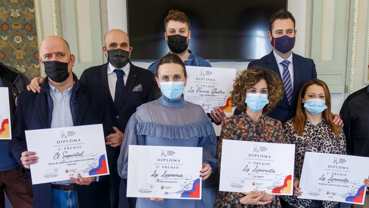 Los vencedores posan con sus diplomas. SANTI OTERO