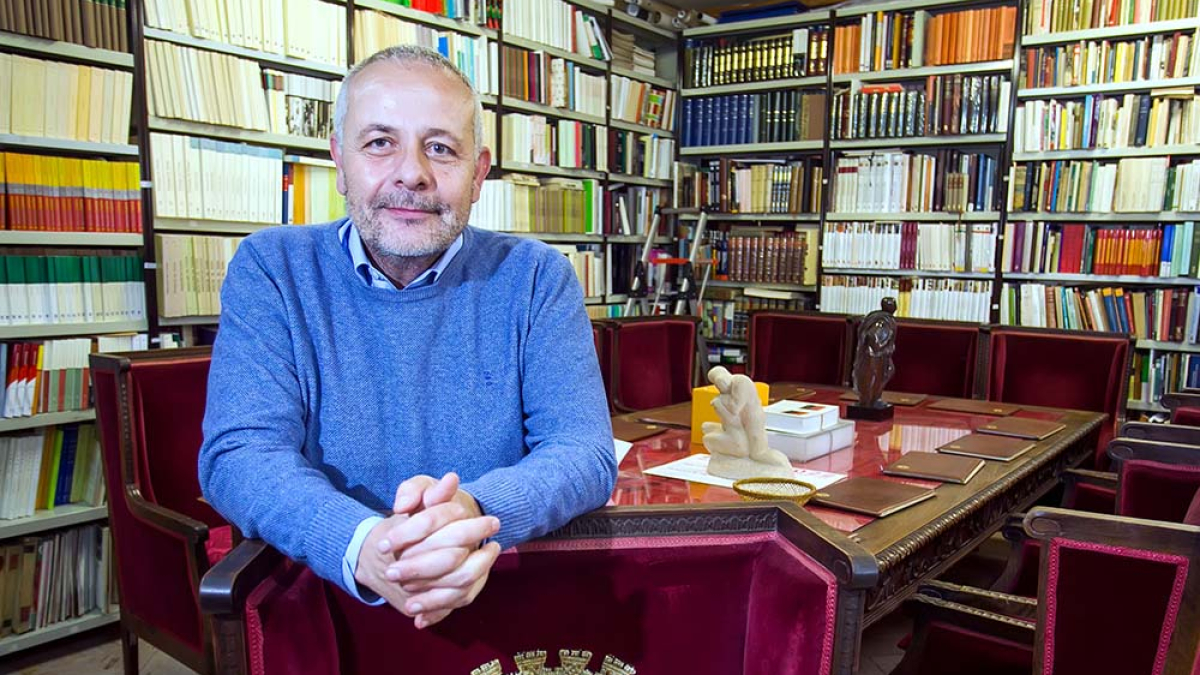René Jesús Payo, en la sede de la Real Academia Burgense en el edificio del Consulado del Mar. TOMÁS ALONSO
