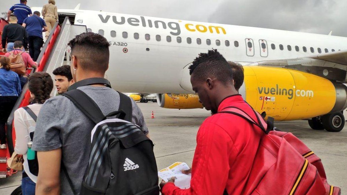 El CD Mirandés puso rumbo a tierras andaluzas ayer desde el aeropuerto de Loiu.-@CDMIRANDES