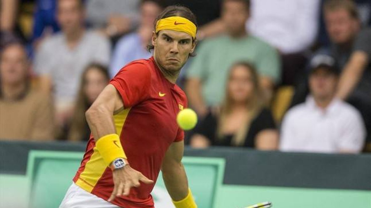 Nadal devuelve un golpe a Torpegaard durante su duelo de Copa Davis.-REUTERS / FRANK CILIUS