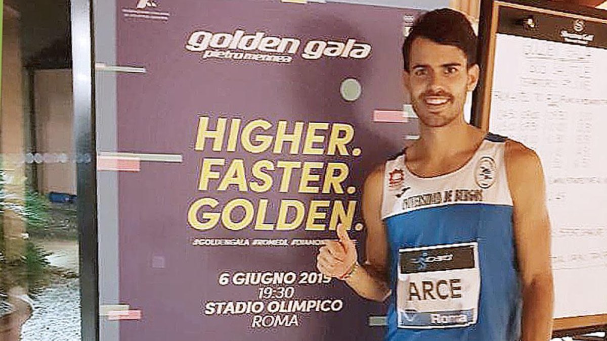 Dani Arce posa ante el cartel anunciador de la Golden Gala de Roma-ECB