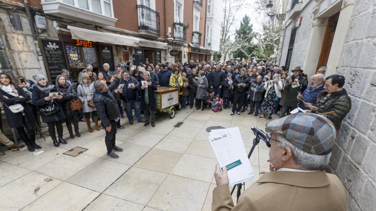El canto de La Pascuala se ha trasladado a la vermutería Victoria. SANTI OTERO