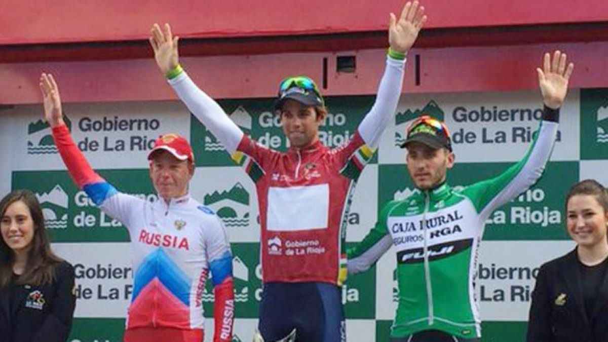 Carlos Barbero (izquierda) en el podio junto a Michael Matthews (centro) y Sergey Shilov.-
