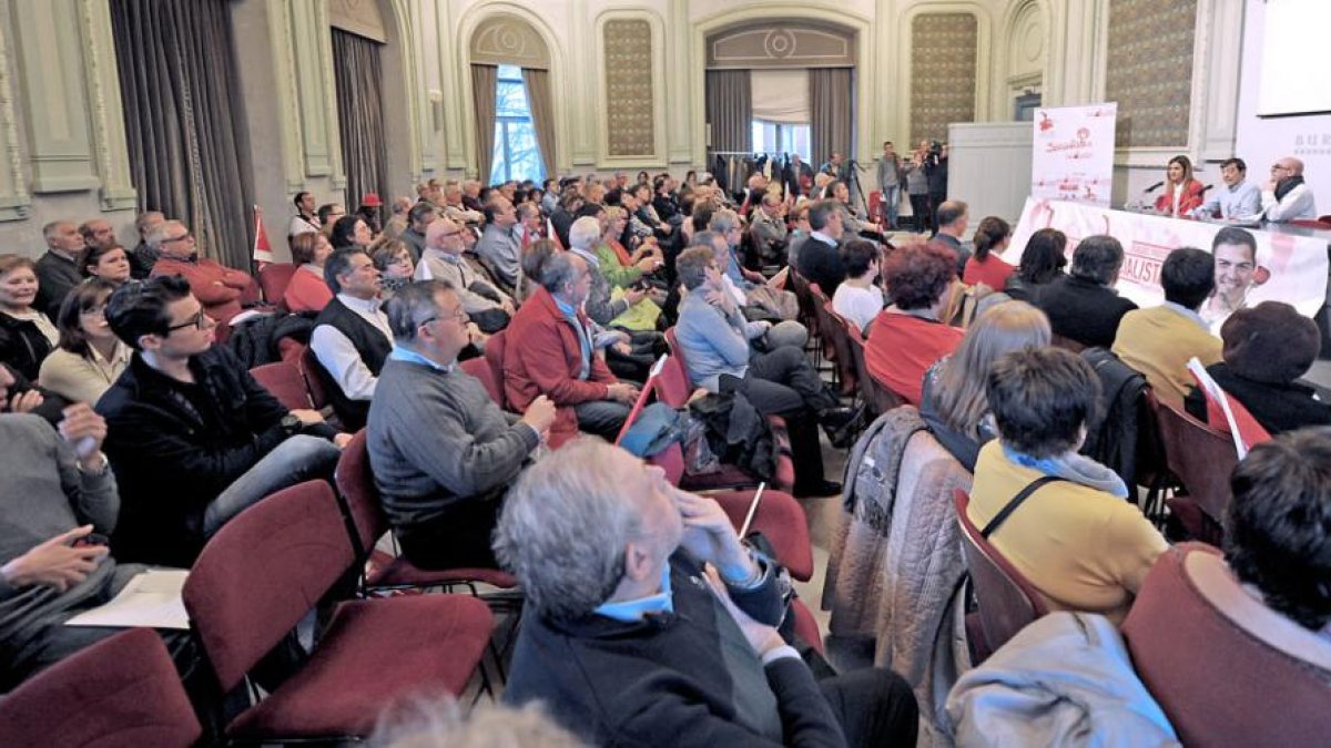Un momento del acto organizado por la Plataforma de Apoyo a Pedro Sánchez de Burgos y Provincia, ayer, en la Sala Polisón.-ISRAEL L. MURILLO