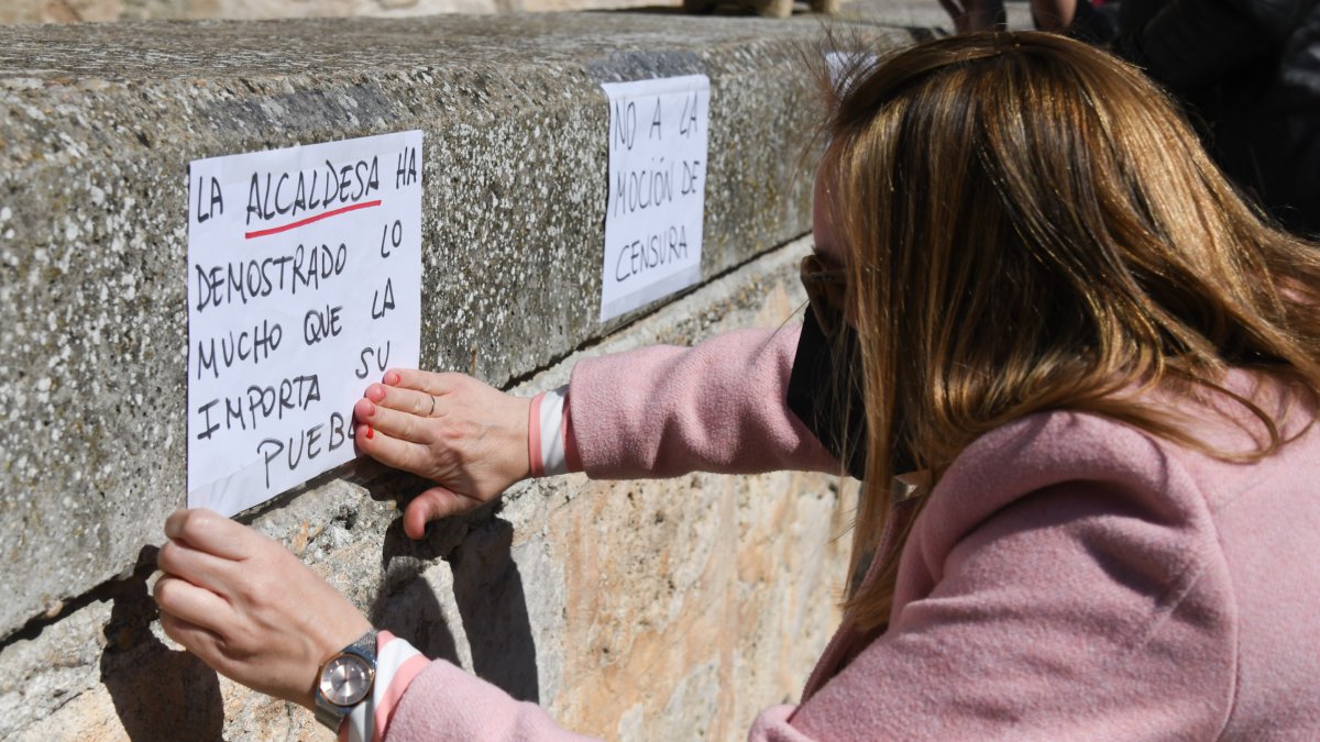 Una mujer coloca un cartel a favor de la alcaldesa de Tórtoles de Esgueva. ICAL